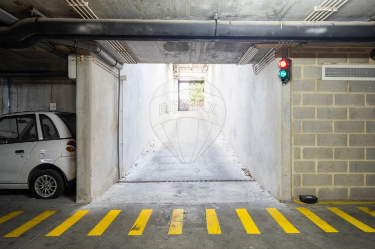 Garagem para Venda em Sacavém e Prior Velho Foto 4