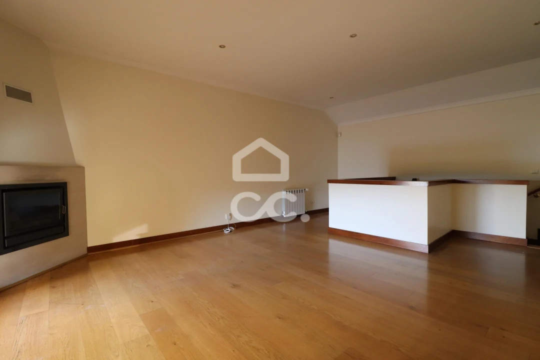 Apartamento T5 para Venda em Santo Antonio dos Olivais Foto 14