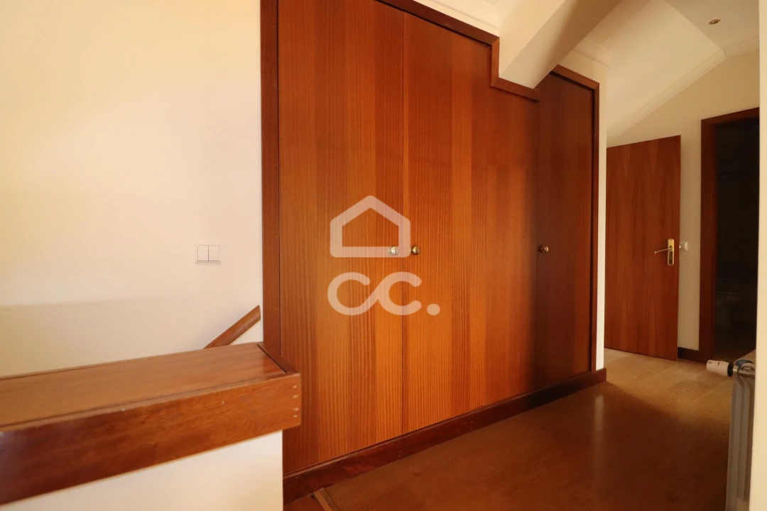 Apartamento T5 para Venda em Santo Antonio dos Olivais Foto 23