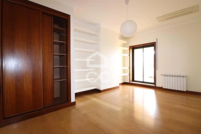 Apartamento T5 para Venda em Santo Antonio dos Olivais