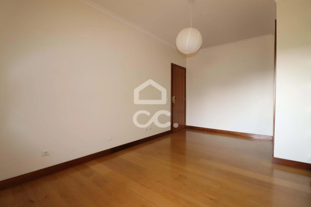 Apartamento T5 para Venda em Santo Antonio dos Olivais Foto 17