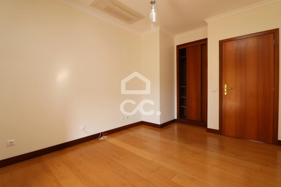 Apartamento T5 para Venda em Santo Antonio dos Olivais Foto 19