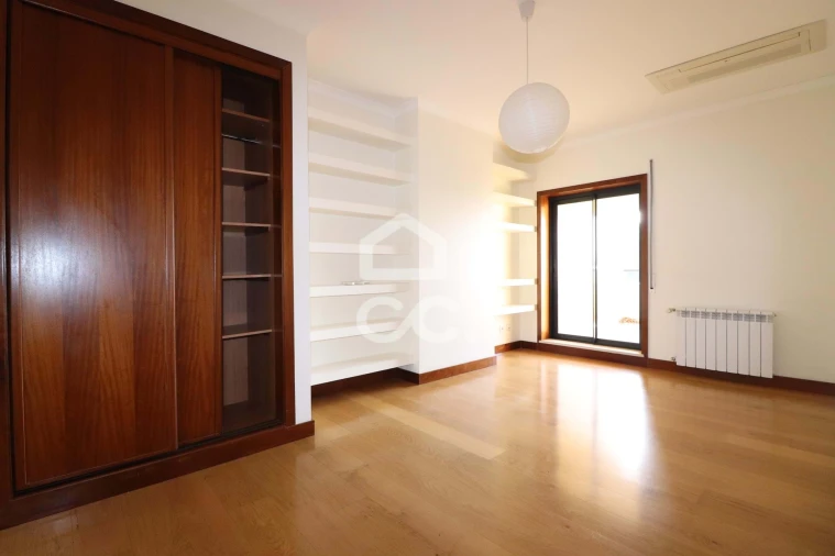 Apartamento T5 para Venda em Santo Antonio dos Olivais Foto 16
