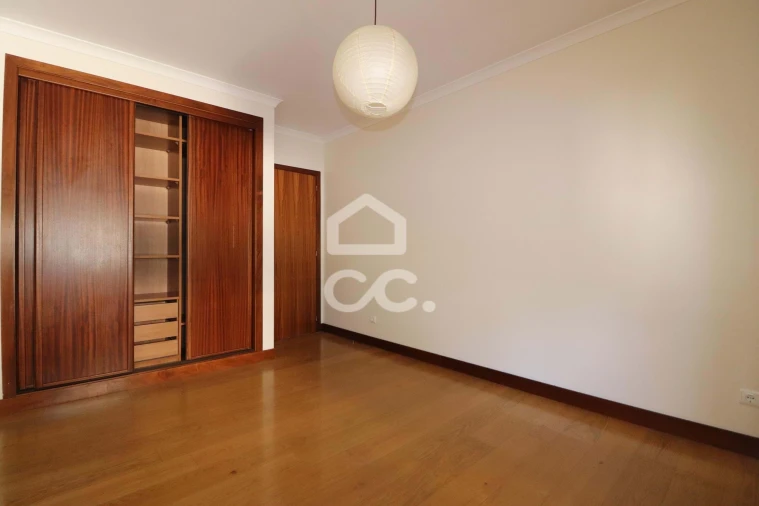 Apartamento T5 para Venda em Santo Antonio dos Olivais Foto 11
