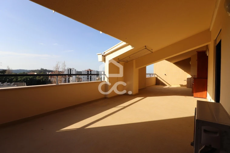 Apartamento T5 para Venda em Santo Antonio dos Olivais Foto 25