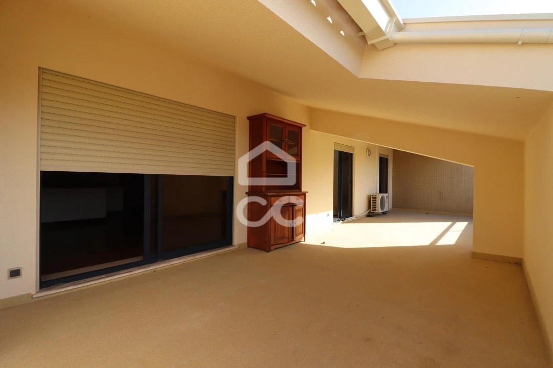Apartamento T5 para Venda em Santo Antonio dos Olivais Foto 24