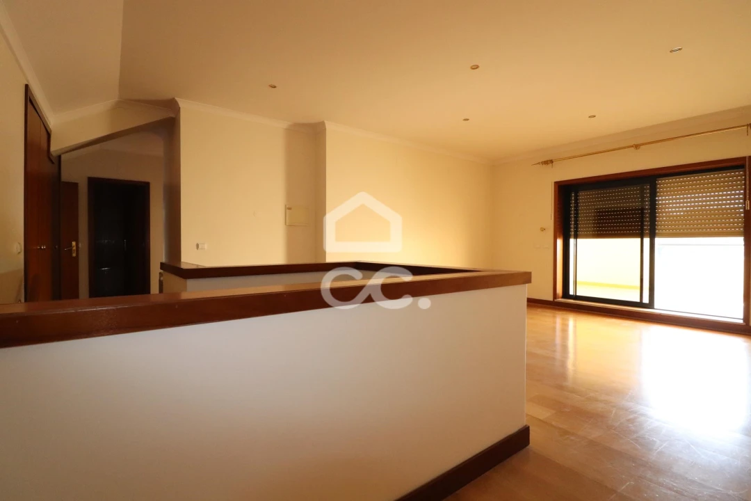 Apartamento T5 para Venda em Santo Antonio dos Olivais Foto 15