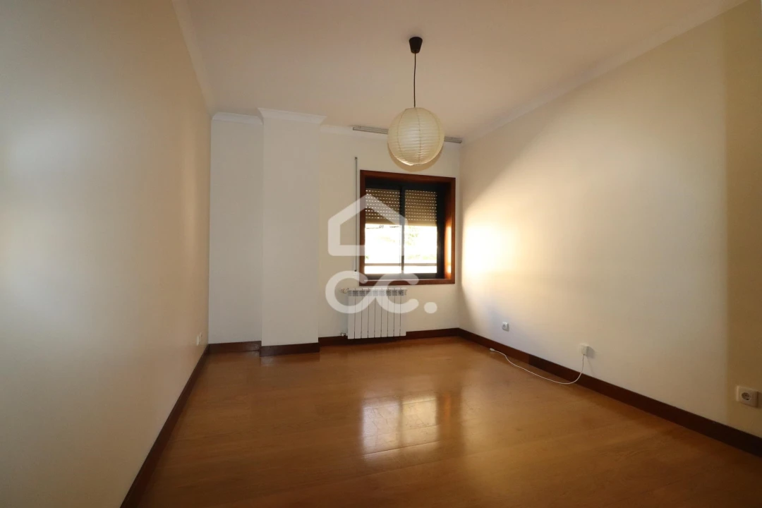 Apartamento T5 para Venda em Santo Antonio dos Olivais Foto 10