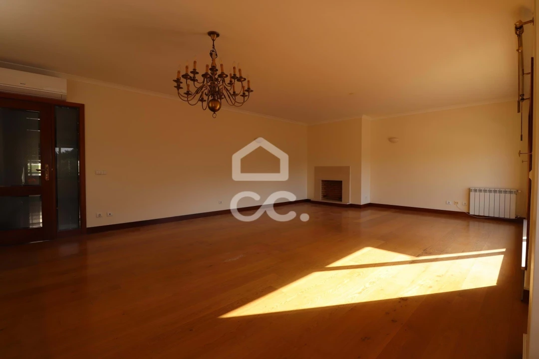 Apartamento T5 para Venda em Santo Antonio dos Olivais Foto 3