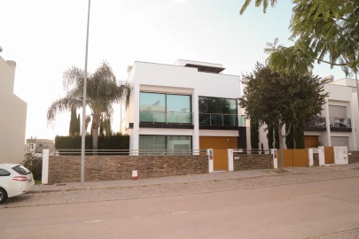 Moradia T6 para Venda em Quelfes