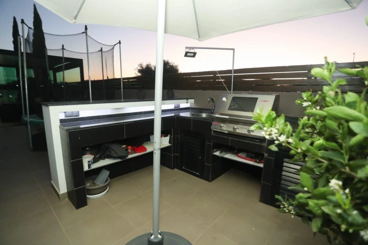 Moradia T6 para Venda em Quelfes Foto 12