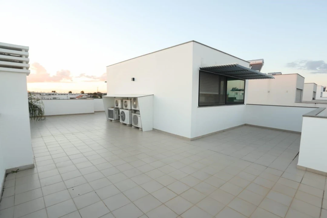 Moradia T6 para Venda em Quelfes Foto 42