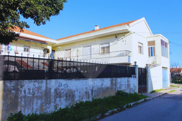 Prédio para Venda em Santa Iria de Azoia, São João da Talha e Bobadela Foto 1