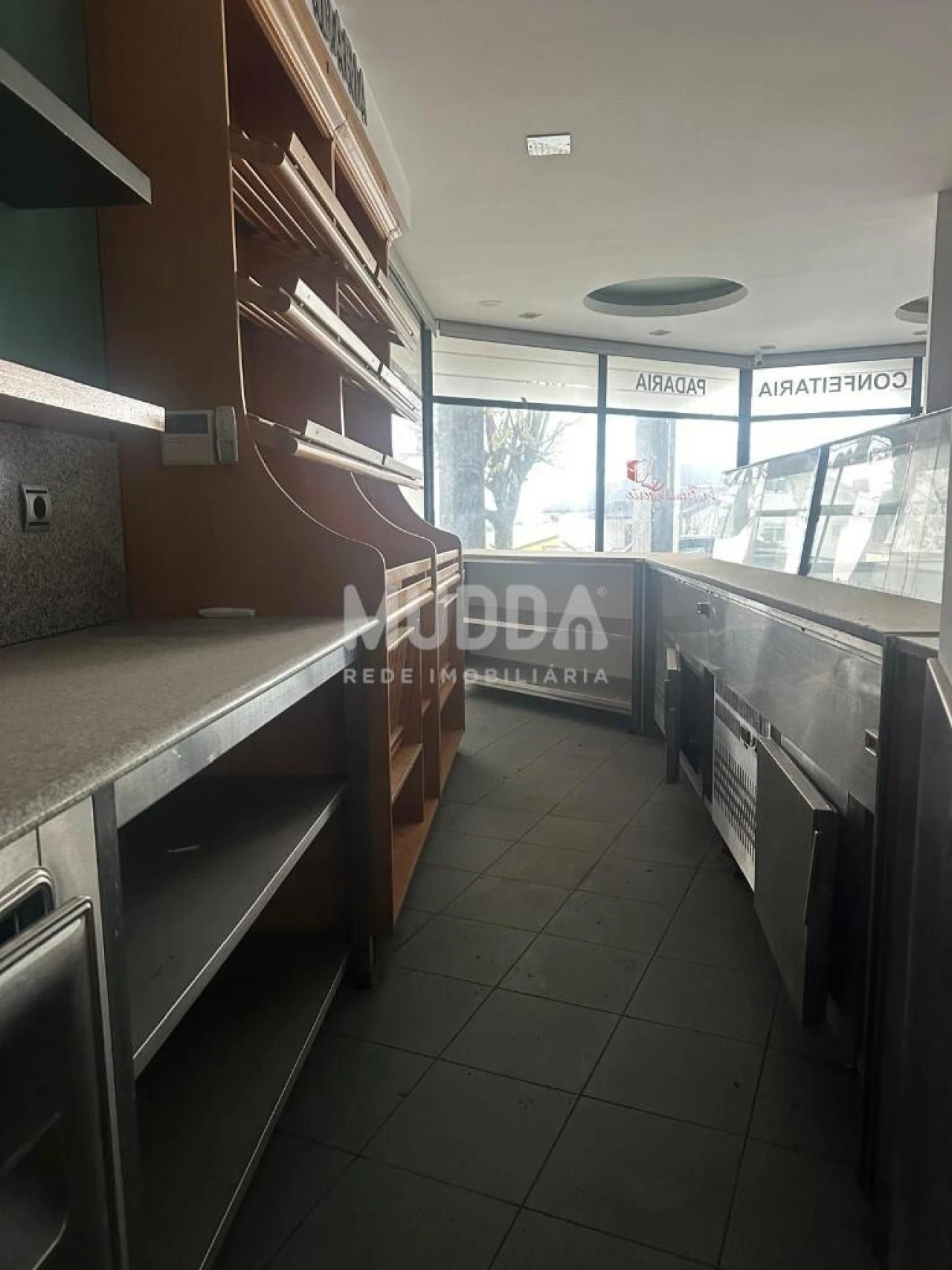 Loja para Arrendamento em Vila de Cucujães Foto 4