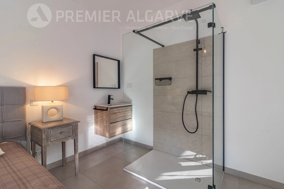 Moradia T5 para Venda em Quarteira Foto 32