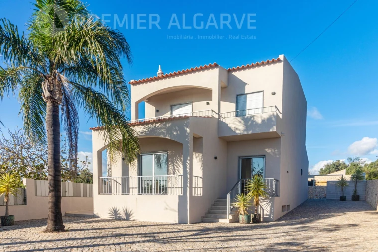 Moradia T5 para Venda em Quarteira Foto 3