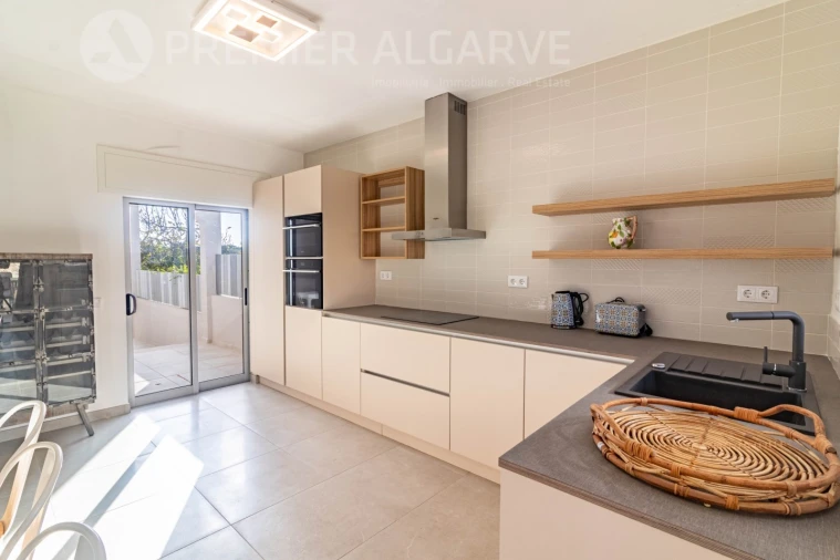 Moradia T5 para Venda em Quarteira Foto 9