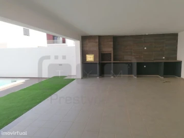Moradia T5 para Venda em Nossa Sra de Fatima