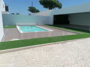 Moradia T5 para Venda em Nossa Sra de Fatima