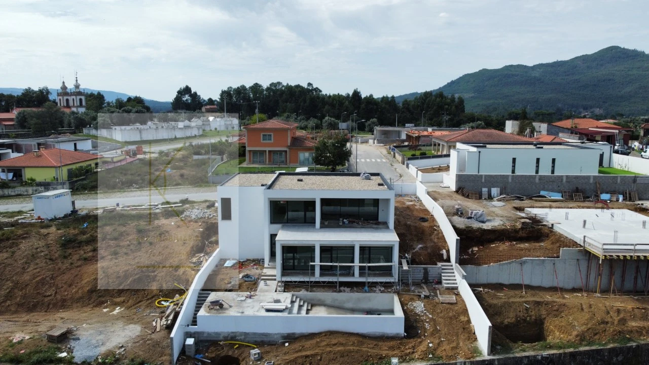 Moradia T4 para Venda em Cabração e Moreira do Lima Foto 1