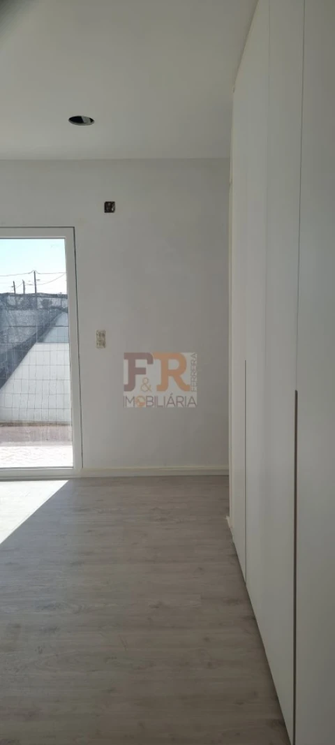 Moradia T4 para Venda em Fernao Ferro