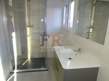 Moradia T4 para Venda em Fernao Ferro