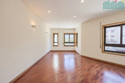 Apartamento T3 para Venda em Glória e Vera Cruz