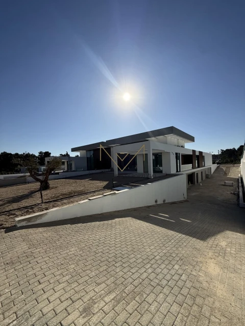 Moradia T4 para Venda em Charneca de Caparica e Sobreda