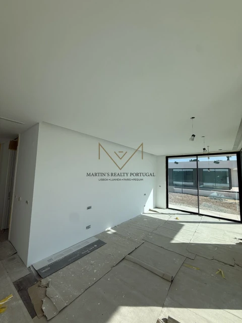 Moradia T4 para Venda em Charneca de Caparica e Sobreda