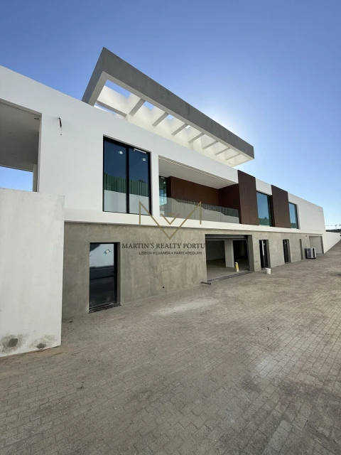 Moradia T4 para Venda em Charneca de Caparica e Sobreda