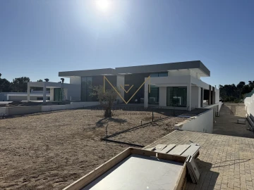 Moradia T4 para Venda em Charneca de Caparica e Sobreda
