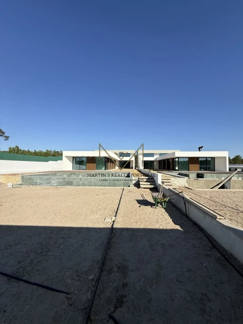 Moradia T4 para Venda em Charneca de Caparica e Sobreda