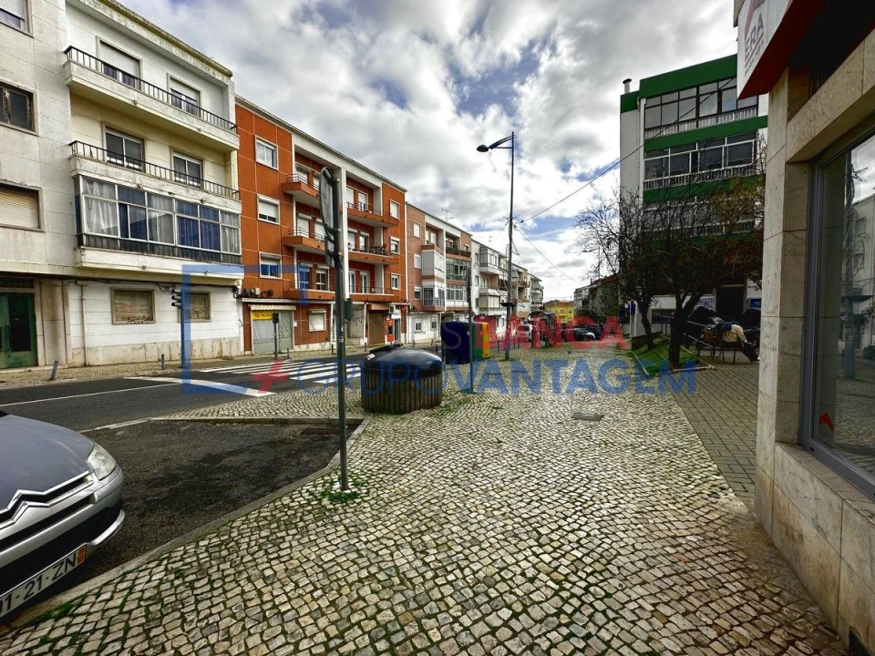 Loja para Venda em Falagueira-Venda Nova Foto 1