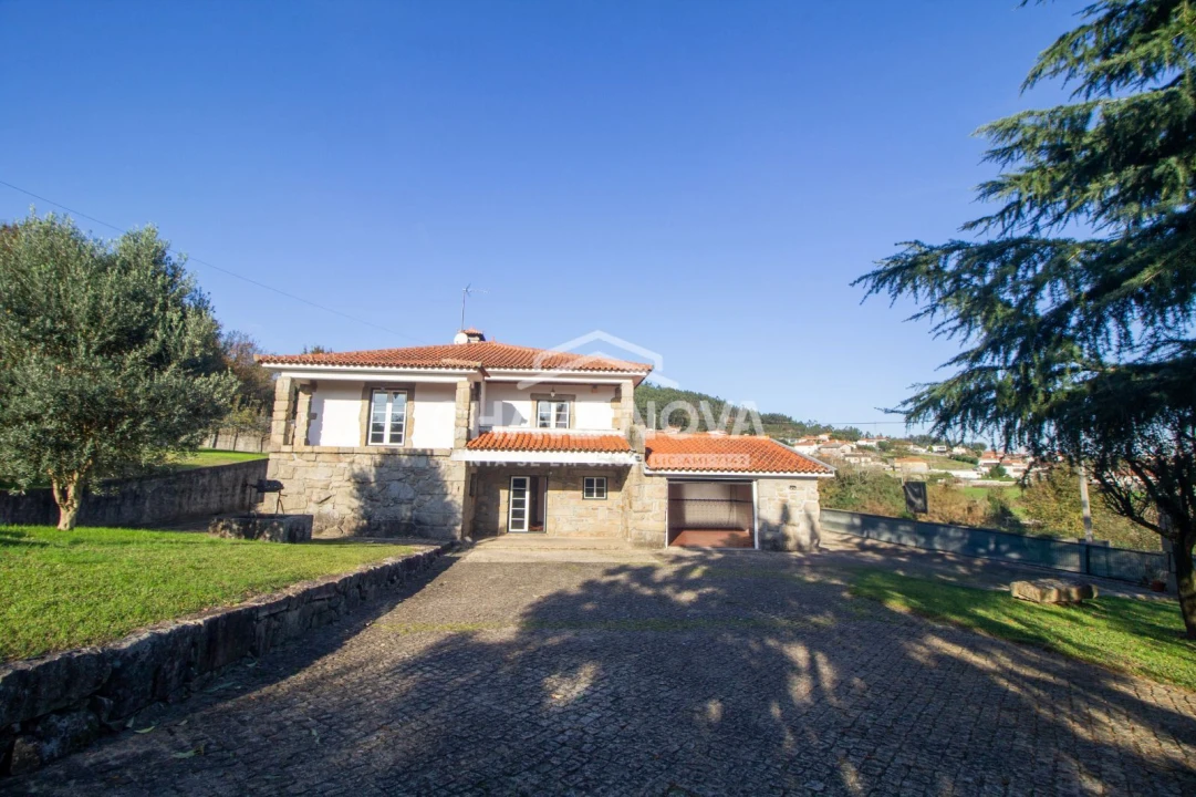 Moradia T4 para Venda em Oliveira (Santa Maria) Foto 1