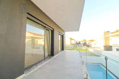Moradia T4 para Venda em Corroios