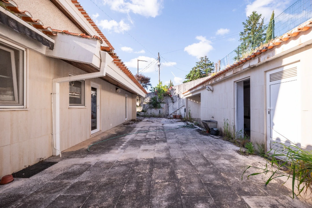 Moradia T5 para Venda em Santo Antonio dos Olivais Foto 28