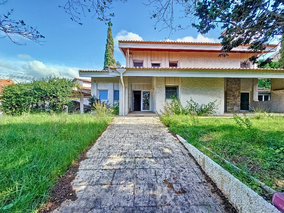 Moradia T5 para Venda em Santo Antonio dos Olivais Foto 1
