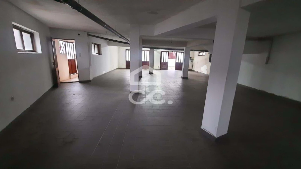 Armazém para Venda em Fânzeres e São Pedro da Cova Foto 1