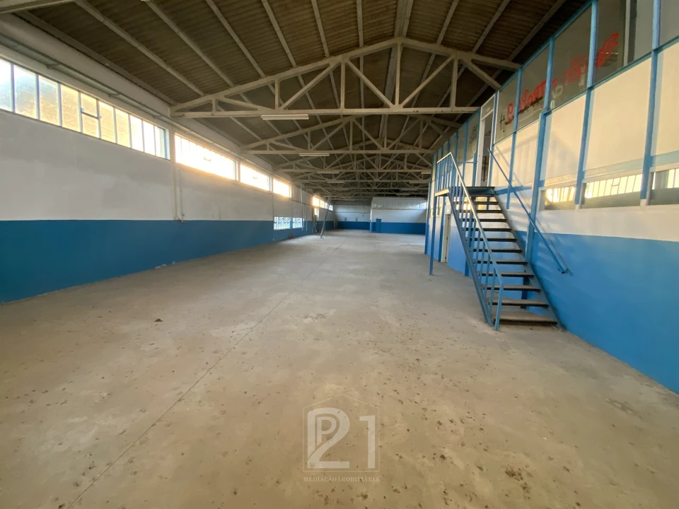 Terreno Comércio / Armazém para Arrendamento em Cacém e São Marcos Foto 1