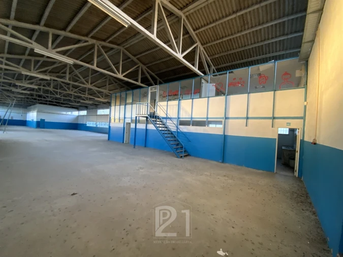 Terreno Comércio / Armazém para Arrendamento em Cacém e São Marcos Foto 2