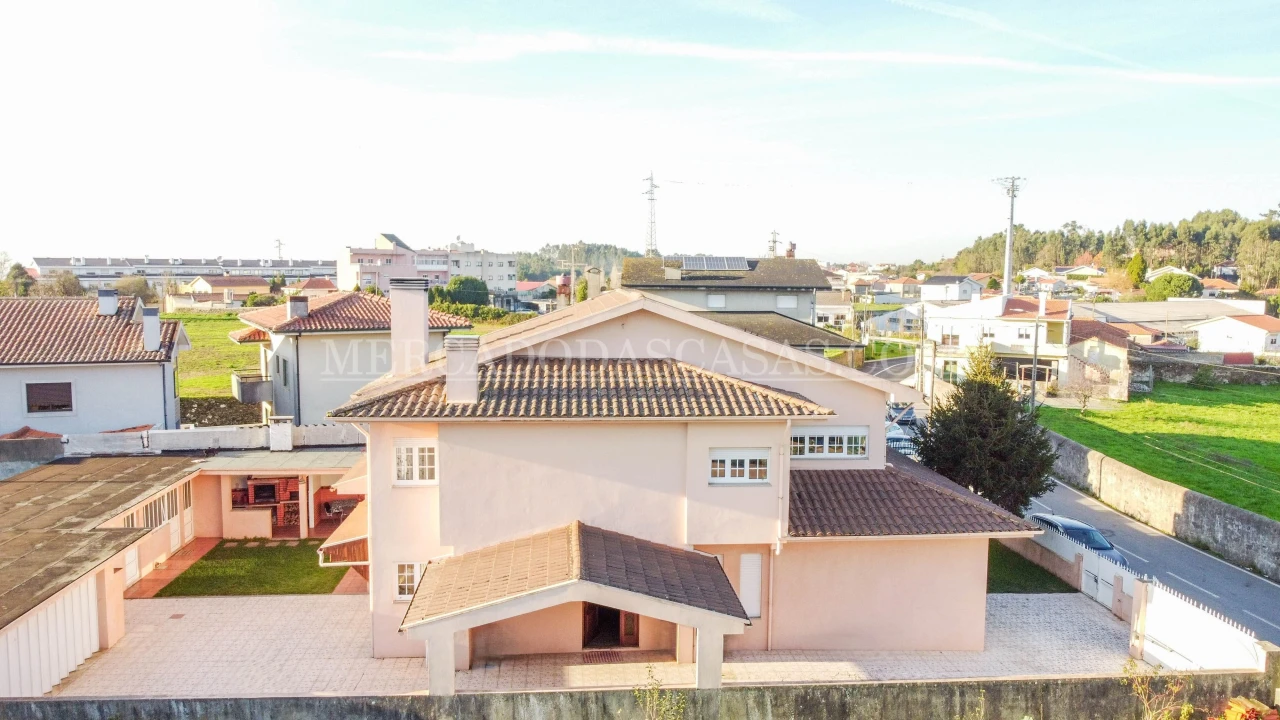 Moradia T4 para Venda em Argoncilhe Foto 1