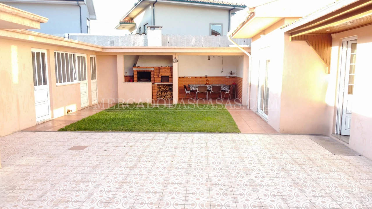 Moradia T4 para Venda em Argoncilhe Foto 19