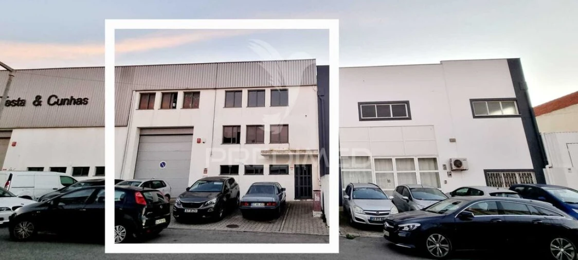 Armazém para Venda em Estômbar e Parchal