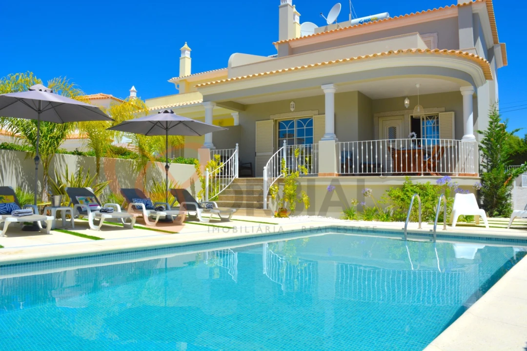 Moradia T4 para Arrendamento férias em Albufeira e Olhos de Água Foto 1