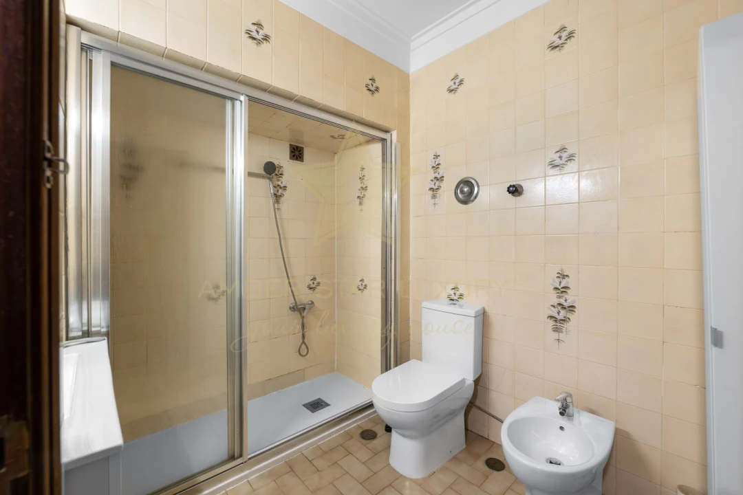 Apartamento T7 para Venda em Alvalade Foto 13