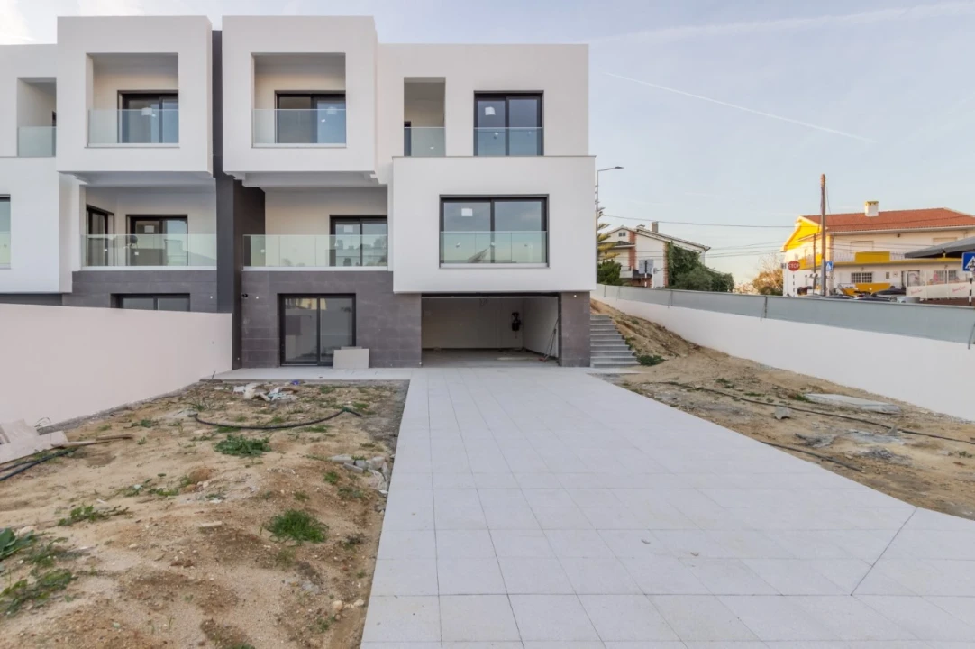 Moradia T4 para Venda em Corroios Foto 2