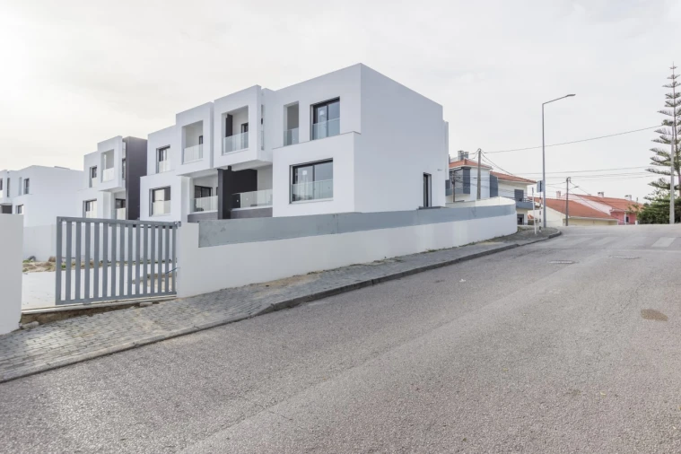 Moradia T4 para Venda em Corroios Foto 2