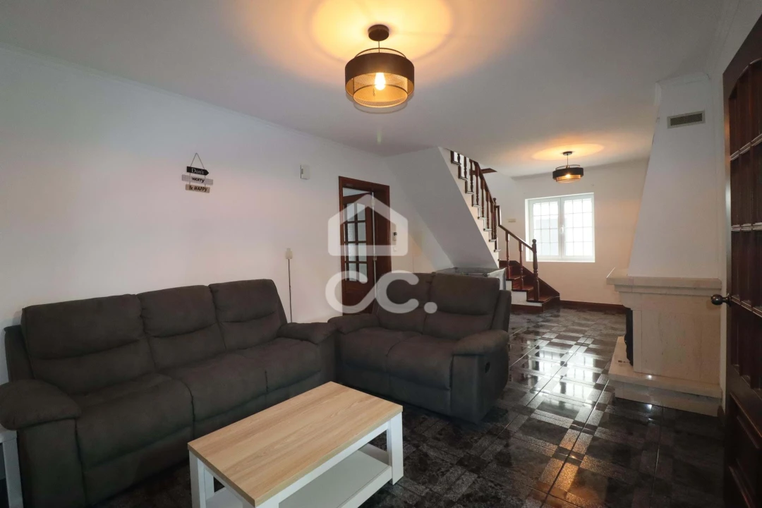 Moradia T4 para Venda em Achadinha Foto 3