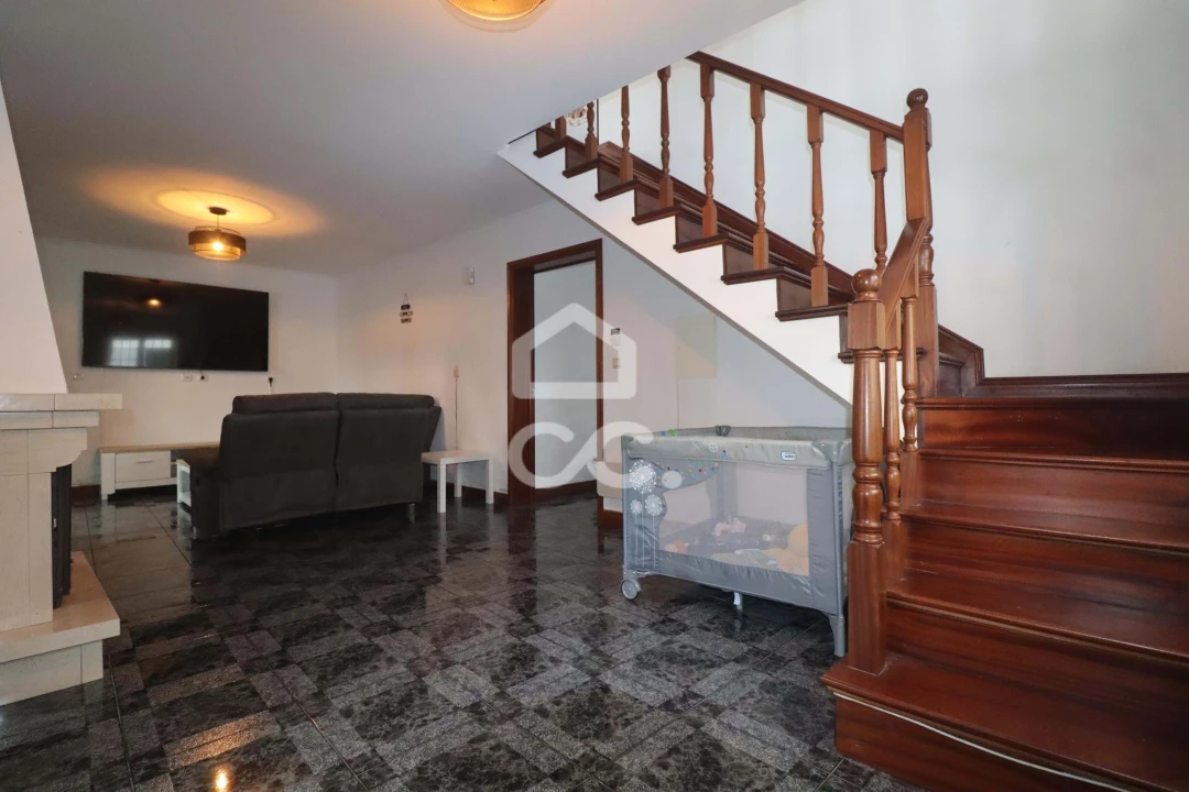 Moradia T4 para Venda em Achadinha Foto 4