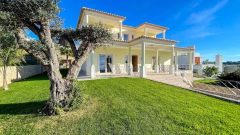 Moradia T4 para Venda em Albufeira e Olhos de Água